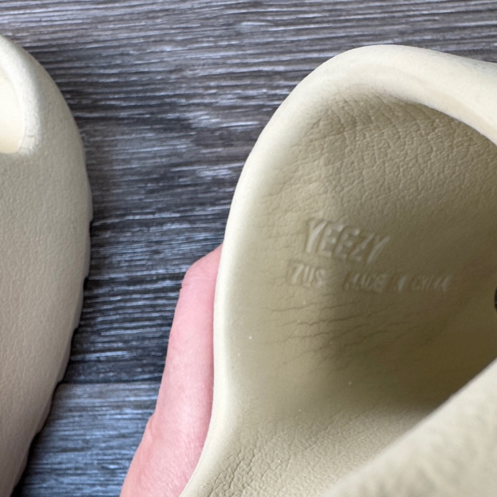 Adidas Yeezy slides Cream / woman’s size 7 (j226) - Picture 5 of 8